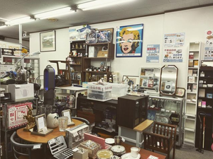 リサイクルショップを運営しており、買取できる品物が非常に多い事が特徴です。の施工前