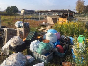 不用品と足場材で作られた倉庫の解体(69,800円)の施工前