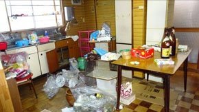 大量の家財がある一戸建ての家財整理の施工前