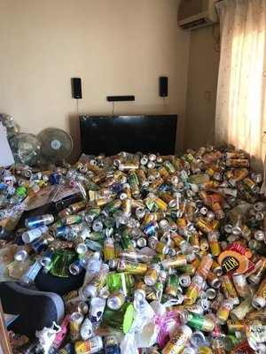 2tに及ぶ空き缶の山の施工前