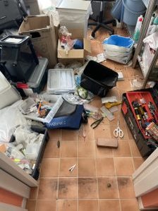 お部屋の整理、消臭作業の施工前