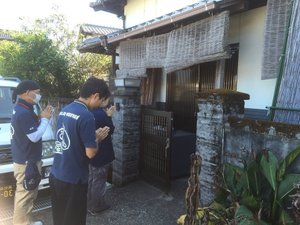 葬儀会社さまからのご紹介(画像はどちらも作業中のものです)の施工前