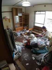 原状回復のための不用品回収作業 : 市営住宅の施工前