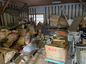 倉庫の中の不用品整理の施工前