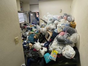 【3LDK】積みあがったゴミの山の分別、処分(213,400円)の施工前