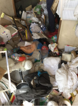 玄関ドアが閉まらないほどのゴミ屋敷の施工前