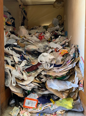 ゴミ屋敷の中からでも貴重品を捜索いたしますの施工前