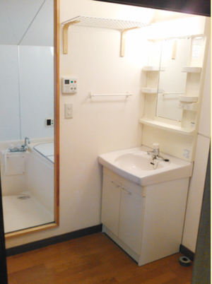 不用品整理とワックスによる床のコーティング作業の施工後