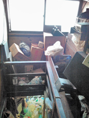 ゴミと不用品回収・窓のクリーニングサービスの施工前