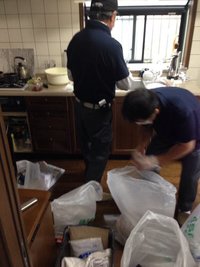 お困りごとがある場合は遺品整理士と特殊清掃士が在籍している当社まで!