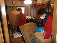 1枚1枚書類も確認。見逃しのない仕分けで貴重品を発見します。