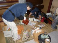 故人が大切にしていたモノを感じ取り、丁寧かつ慎重に分別します。